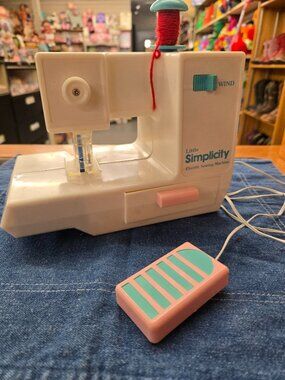 ⭐️Vintage 1986 Simplicity sewing machine Lanard Toy battery powered